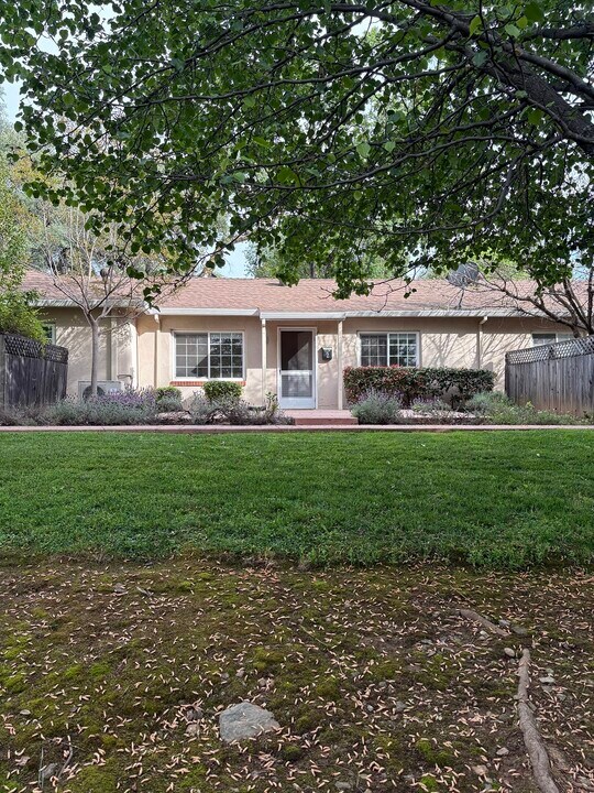 80 College Way, Unit 2 in Auburn, CA - Foto de edificio
