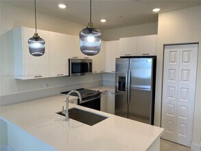 6455 NW 103rd Pl in Doral, FL - Building Photo - Building Photo