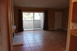 5217 Jefferson Sq, Unit Quiet Condo in Oxnard, CA - Building Photo - Building Photo