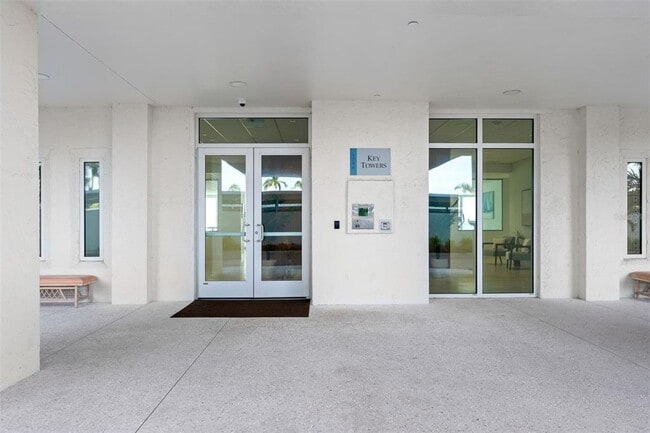 1750 Benjamin Franklin Dr in Sarasota, FL - Foto de edificio - Building Photo