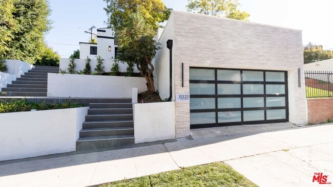 10520 Ashton Ave in Los Angeles, CA - Building Photo - Building Photo