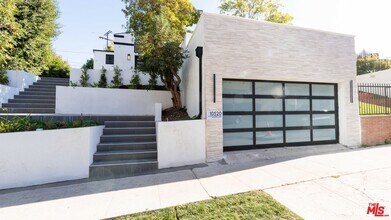 10520 Ashton Ave in Los Angeles, CA - Building Photo - Building Photo