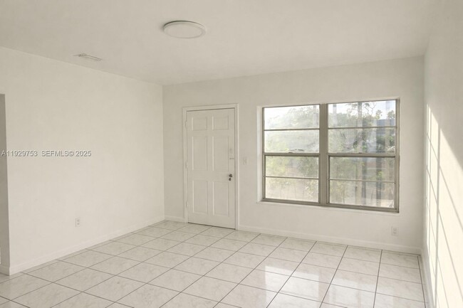 345 Beacom Blvd in Miami, FL - Building Photo - Building Photo