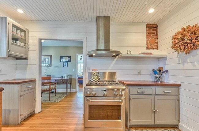 1064 Harrison St in Monterey, CA - Building Photo - Building Photo