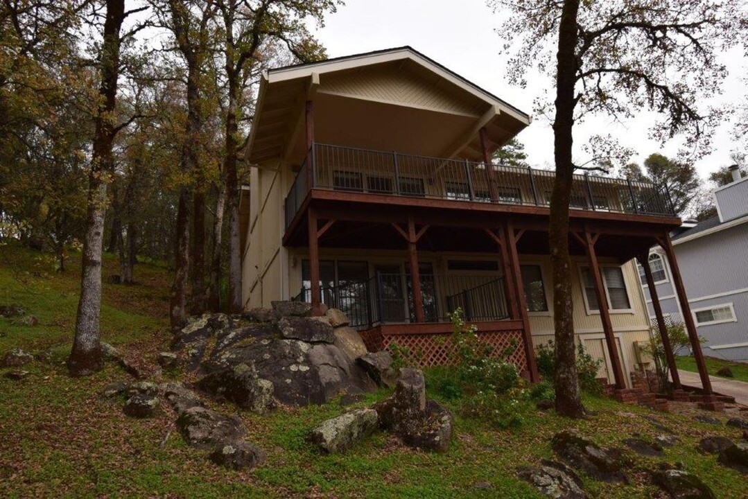 18554 Jayhawk Dr in Penn Valley, CA - Foto de edificio