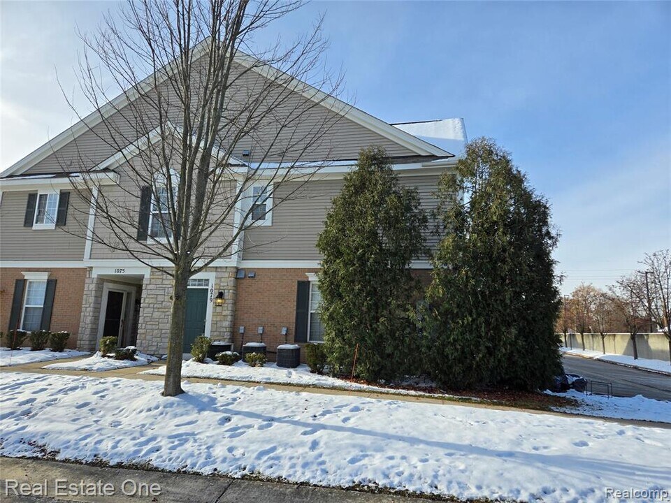 1079 Alameda Blvd in Troy, MI - Building Photo