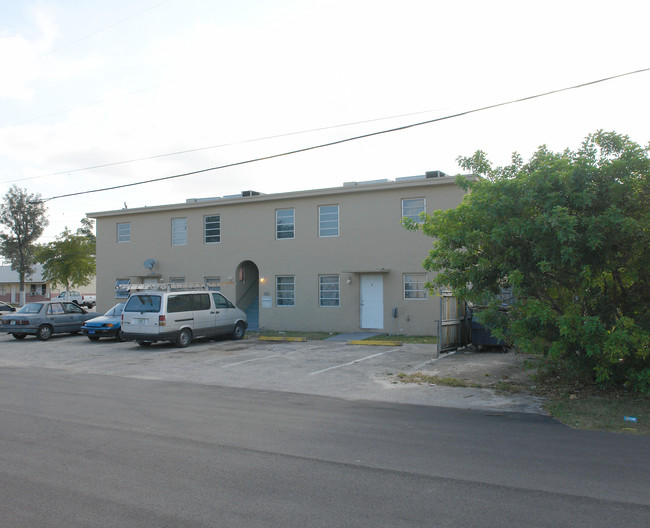 1216 SW 39th Ave in Fort Lauderdale, FL - Foto de edificio - Building Photo