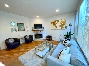 2529 N Marshfield Ave, Unit 2 in Chicago, IL - Building Photo - Building Photo