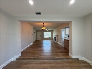 7571 Eaton St in Hollywood, FL - Building Photo - Building Photo