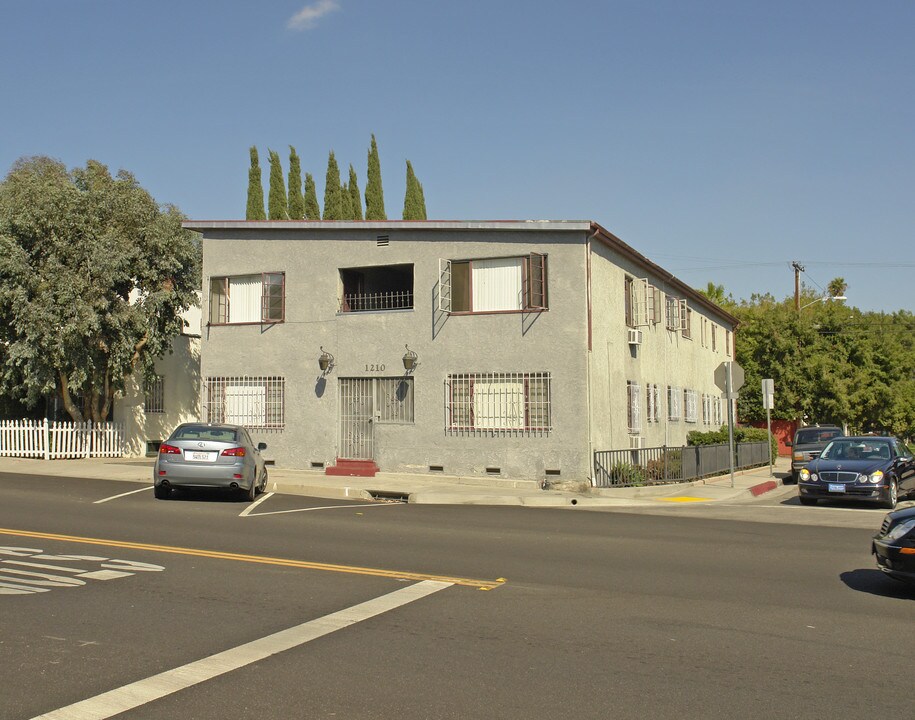 1210 N Gardner St in Los Angeles, CA - Building Photo