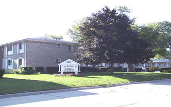 Canterbury Court Apartments in Monroe, MI - Building Photo - Building Photo