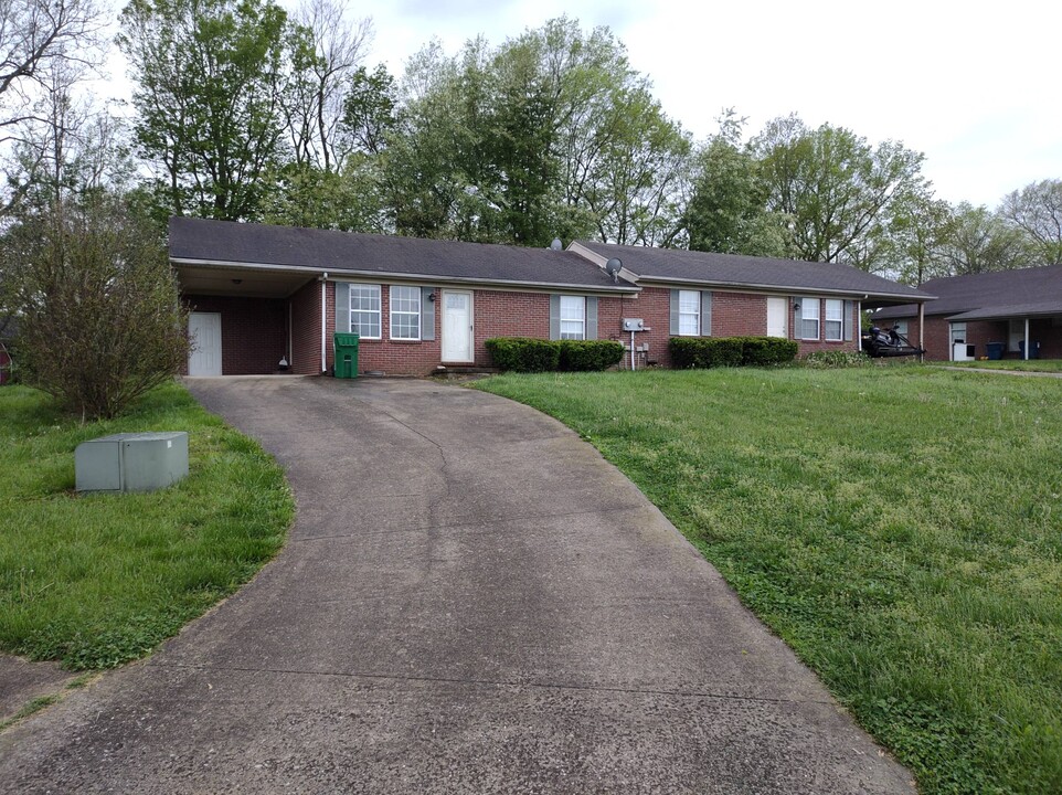 321 Humston Dr in Lawrenceburg, KY - Building Photo