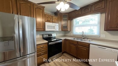 Newly Renovated 5 Bed Home w/ 2-Stall Garage in Sioux Falls, SD - Building Photo - Building Photo