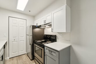 Spinnaker Apartments in Des Moines, WA - Building Photo - Building Photo