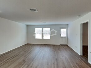 5439 Elm Valley Dr in San Antonio, TX - Foto de edificio - Building Photo