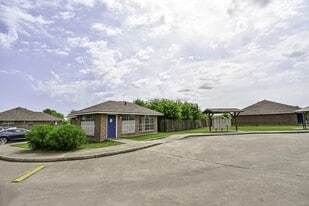100 Justin Wy in Eagle Lake, TX - Building Photo