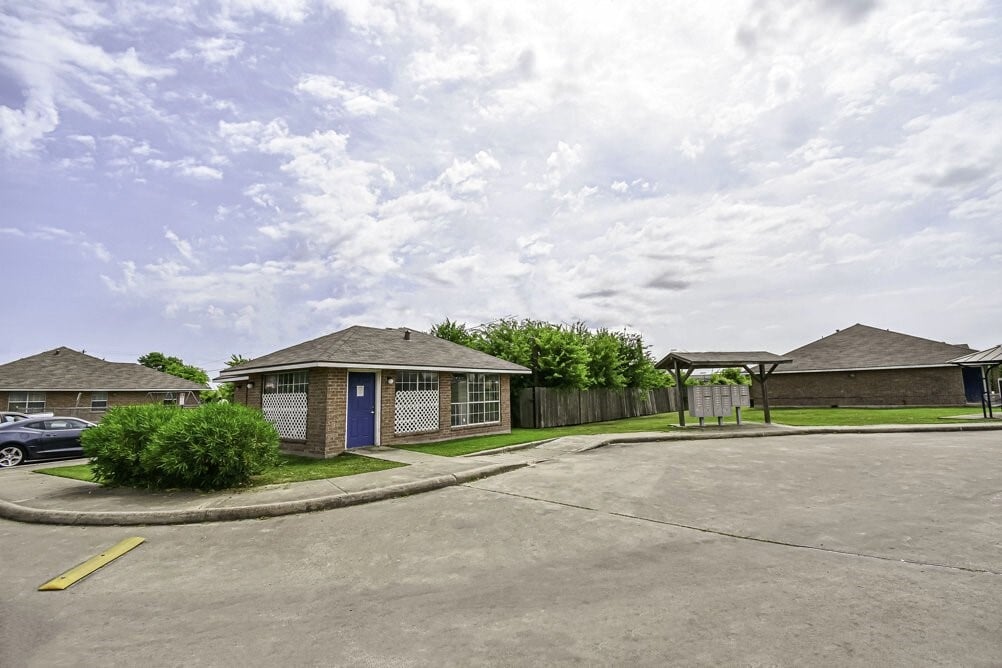 100 Justin Wy in Eagle Lake, TX - Building Photo
