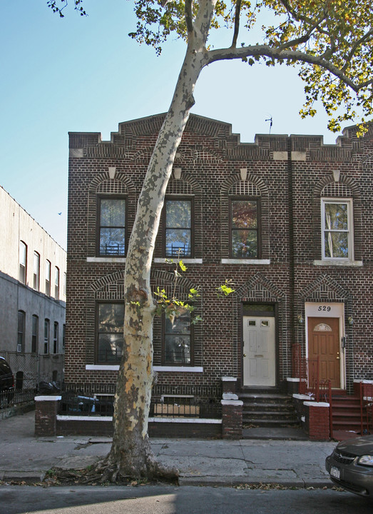 525 Georgia Ave in Brooklyn, NY - Building Photo