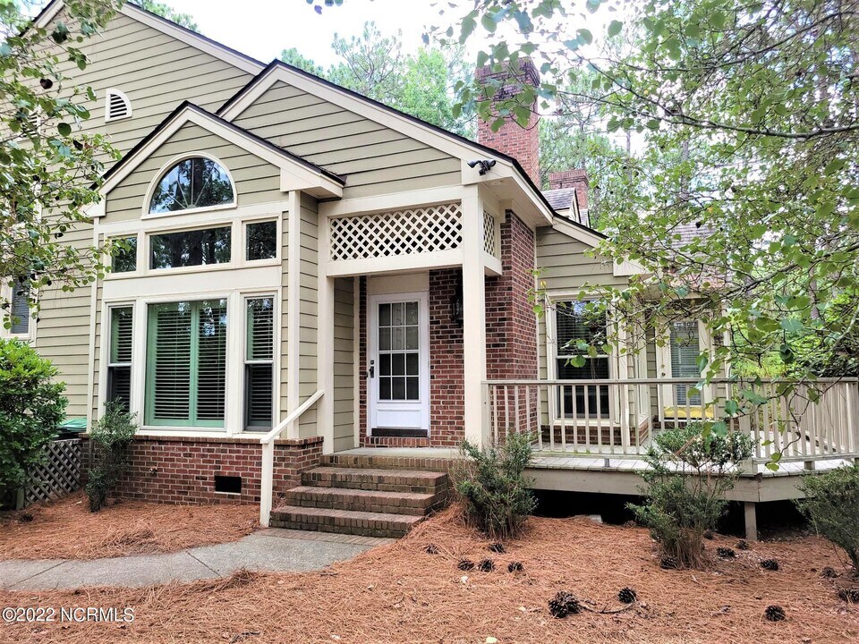 301 Hampton Dr in Pinehurst, NC - Building Photo