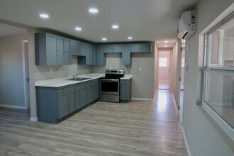 410 Suwanee Dr in North Fort Myers, FL - Building Photo - Building Photo