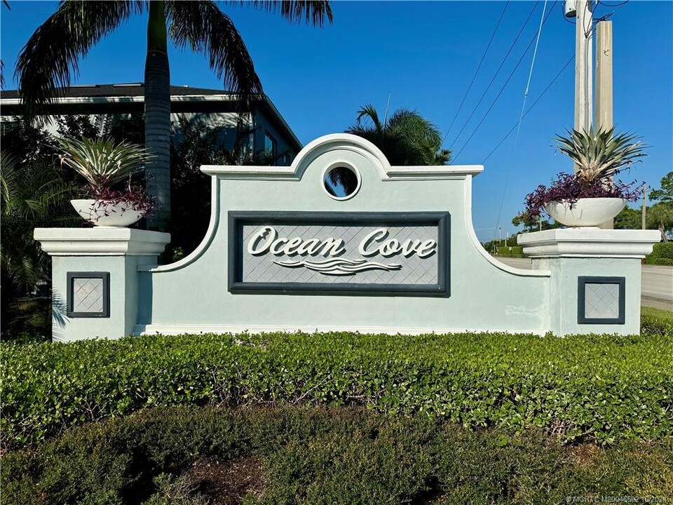 1877 SE Ocean Cove Way in Stuart, FL - Building Photo