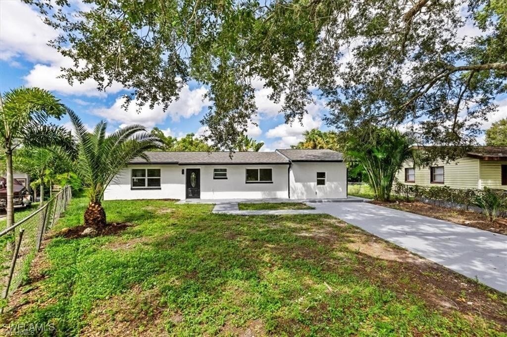 2570 Charleston Park Dr in Alva, FL - Building Photo