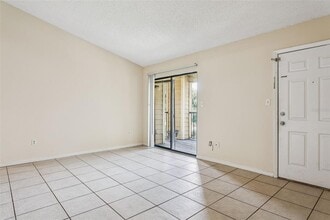 8645 Fancy Finch Dr in Tampa, FL - Foto de edificio - Building Photo