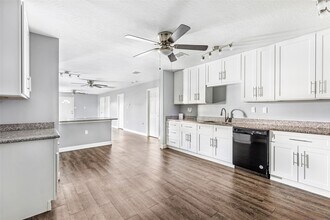 520 E Defee Ave in Baytown, TX - Building Photo - Building Photo