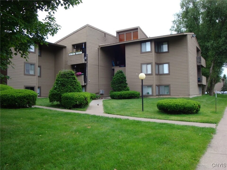 145 Watertree Dr in East Syracuse, NY - Foto de edificio