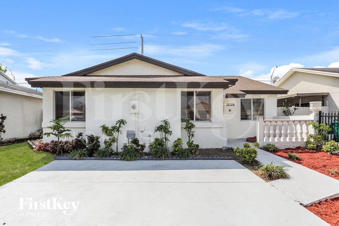 12324 SW 198th St in Miami, FL - Building Photo