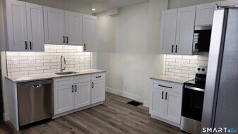 14 Meadow St in Ansonia, CT - Building Photo