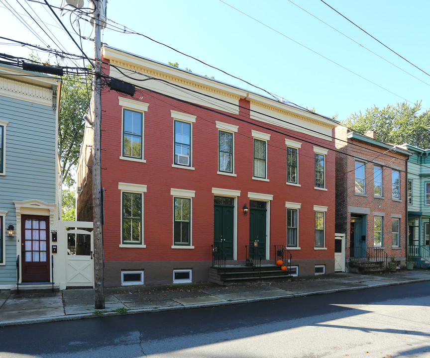 246 Green St in Schenectady, NY - Building Photo