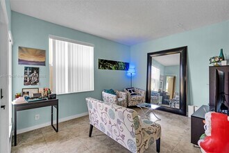 810 NE 212th Terrace in Miami, FL - Building Photo - Building Photo