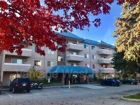 3180-3180 De Montreuil Ct in Kelowna, BC - Building Photo