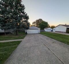 17 Sheldon Rd in Brook Park, OH - Foto de edificio - Building Photo