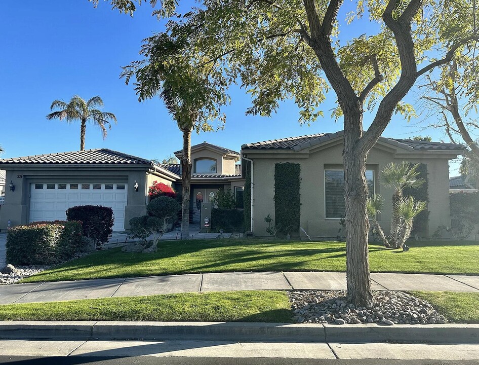 25 Buckingham Way in Rancho Mirage, CA - Building Photo