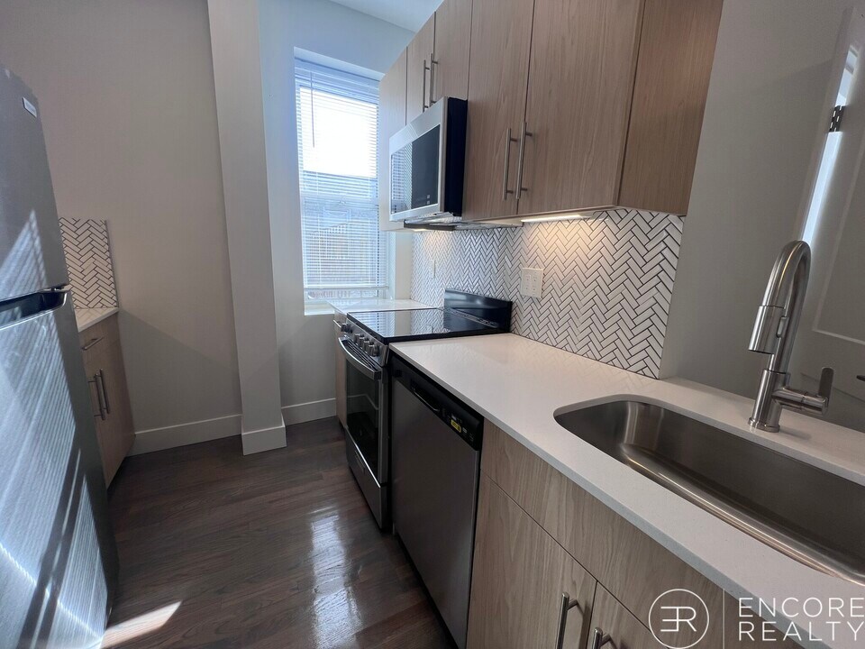 111 Park Dr in Boston, MA - Building Photo