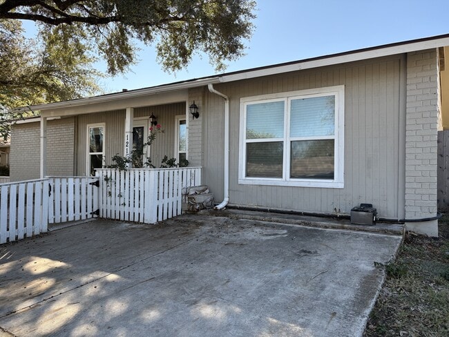 121 N Meadow St in Converse, TX - Building Photo - Building Photo