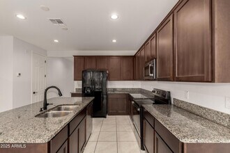 17995 W Hilton Ave, Unit B in Goodyear, AZ - Foto de edificio - Building Photo