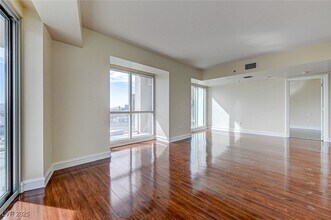2700 S Las Vegas Blvd in Las Vegas, NV - Building Photo - Building Photo