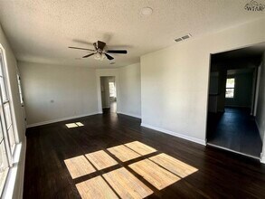 1034 Hirschi Ln in Wichita Falls, TX - Building Photo - Building Photo