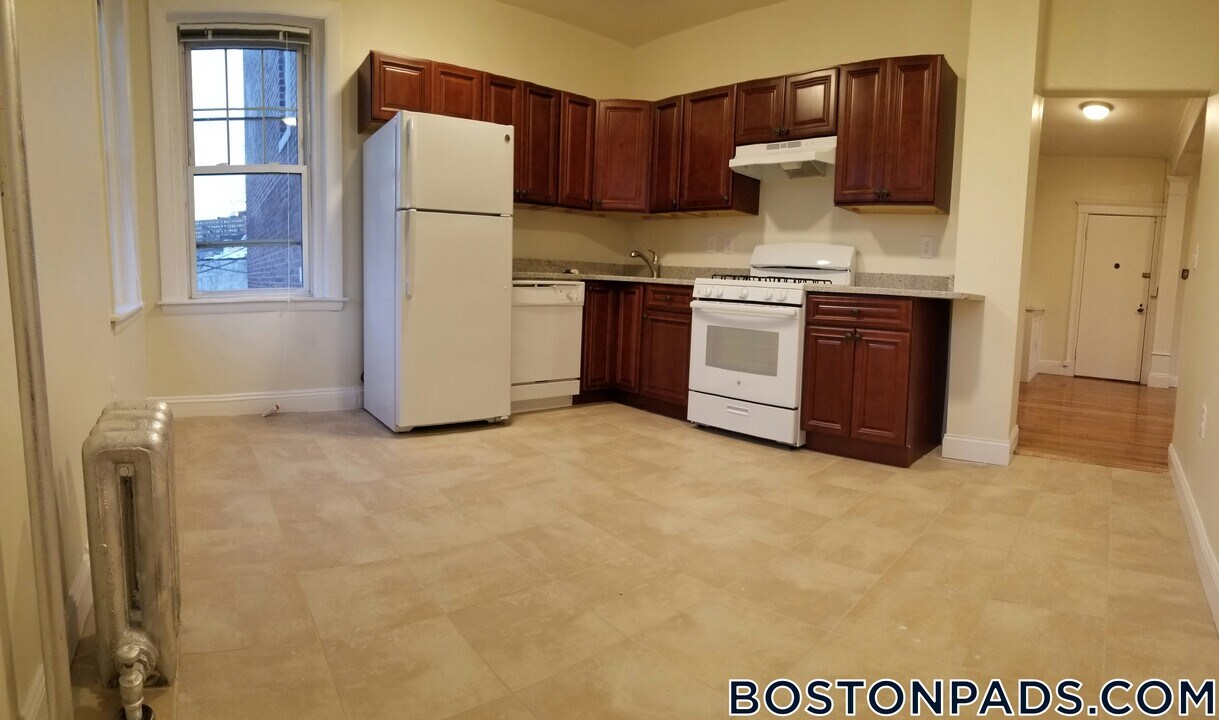 724 Washington St in Brookline, MA - Building Photo