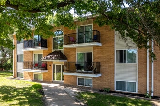 Scotsdale in Coralville, IA - Foto de edificio - Building Photo