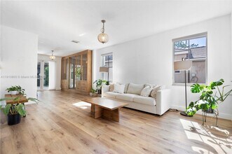 932 Nandina Dr in Weston, FL - Building Photo - Building Photo