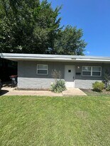 400-402 Dyer St in Springdale, AR - Building Photo