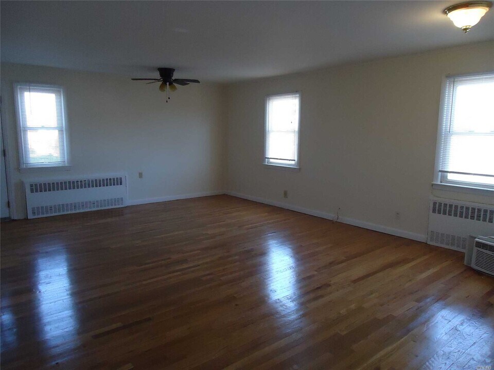 560 E Park Ave-Unit -Upper in Long Beach, NY - Building Photo