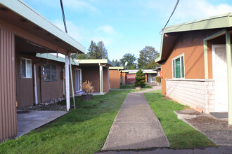 Colonial Village Apartments in Tacoma, WA - Building Photo - Building Photo