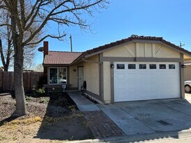 212 Oak Meadow Ln in Paso Robles, CA - Building Photo