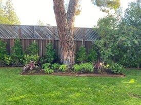 2025 Santa Cruz Ave in Menlo Park, CA - Building Photo