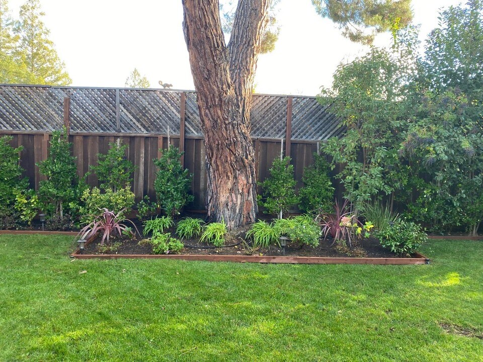 2025 Santa Cruz Ave in Menlo Park, CA - Building Photo